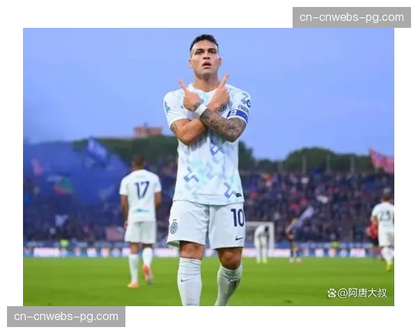 特写：对手受伤，国米队长劳塔罗主动将球踢出边界获掌声