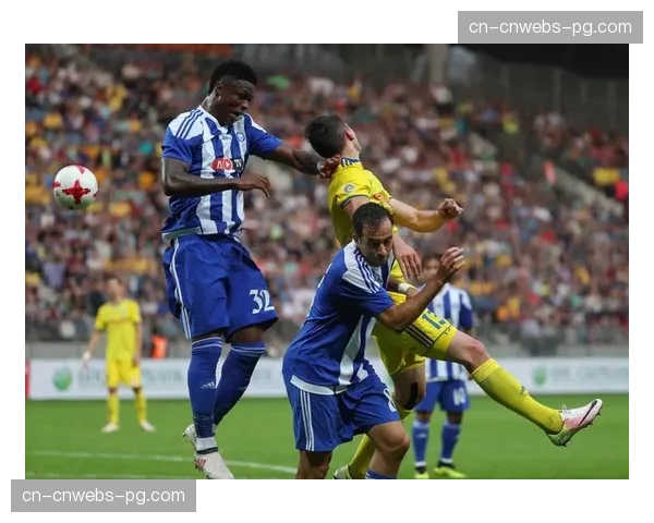 现场：兰斯主场球迷抗议判罚，比赛一度中断五分钟