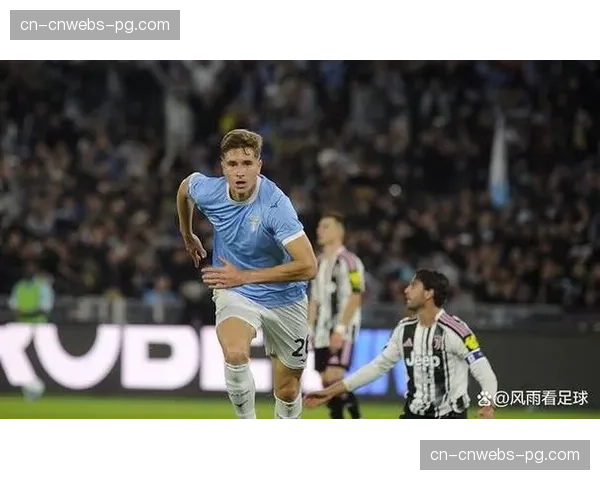 特写：终场哨响，拉齐奥队长因莫比莱向主场球迷鼓掌致意