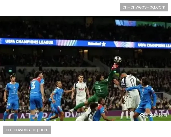 点球被扑后，切尔西前锋杰克逊低头久久未起